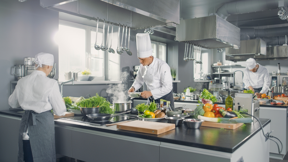 Big,And,Glamorous,Restaurant,Busy,Kitchen,,Chefs,And,Cooks,Working